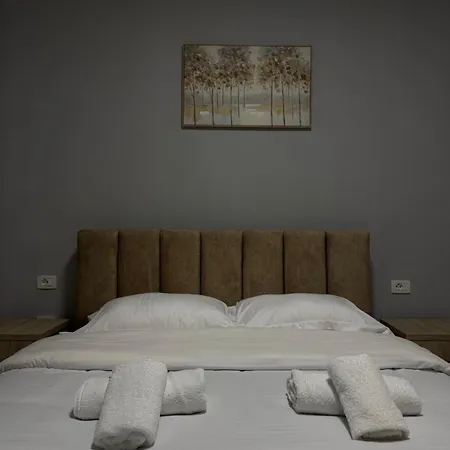 Golden 2 Apartment *